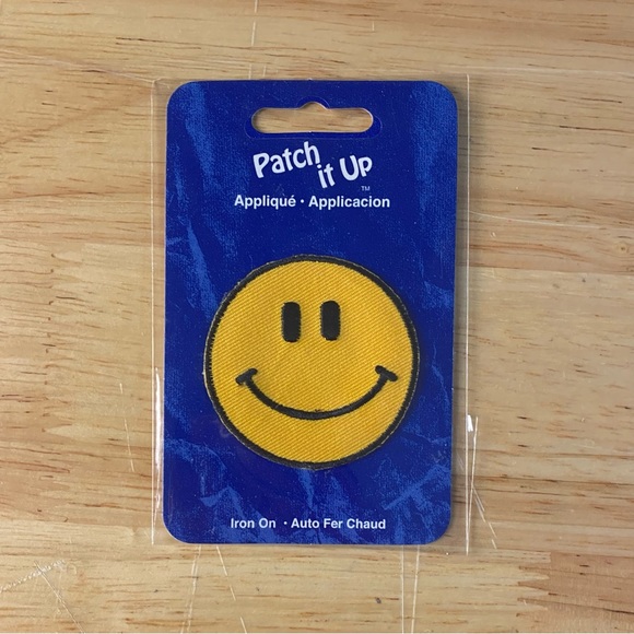 Smiley Happy Face Iron on Patch - Picture 1 of 5